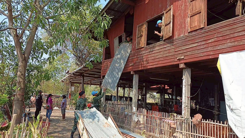ทหารลุยช่วยชาวพิจิตร! พายุฤดูร้อนถล่มบ้านพังกว่า 100 หลัง กอ.รมน.ประสานกำลังเร่งซ่อมด่วน 