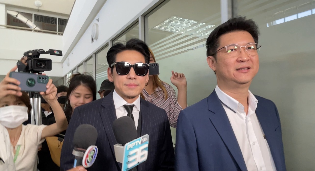 "ดีเจเพชรจ้า" นำเอกสารเข้าให้ปากคำดีเอสไอคดี Forex-3D