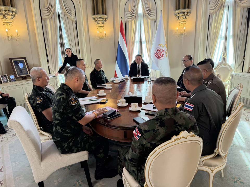 "นายกฯ" ถกนอกรอบ "ผบ.เหล่าทัพ" ก่อนประชุมสมช. 