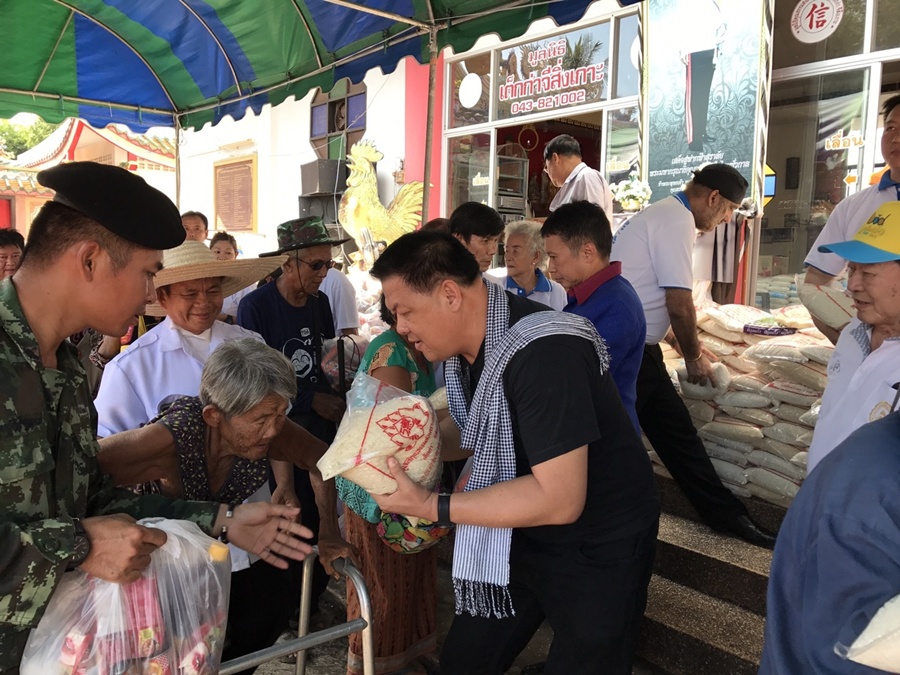 นายกเทศมนตรีตำบลยางตลาดร่วมแจกของให้ผู้สูงอายุผู้พิการคนยากจน