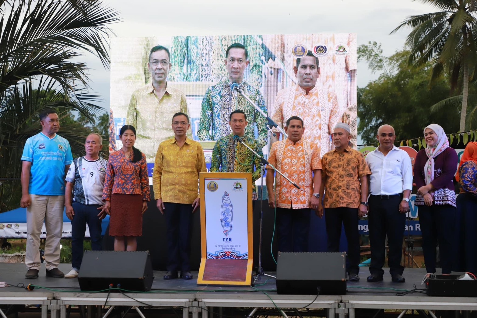 ผู้ว่าฯ นราธิวาส เปิดกิจกรรม “ส่งเสริมเศรษฐกิจฐานราก โดยชุมชนท่องเที่ยว OTOP นวัตวิถี ตลาดน้ำยะกัง”