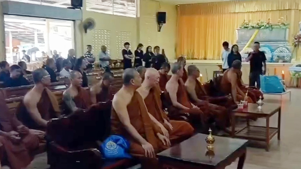 ดราม่างานศพชุมพร! เจ้าอาวาสห้ามพระต่างวัดขึ้นอาสนะ ญาติคาใจวุ่นทั้งงาน
