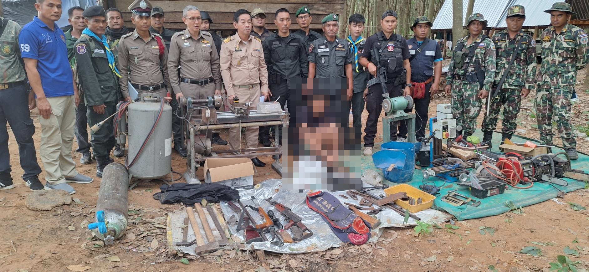 ตำรวจบุกค้นผู้ต้องหาตามหมายศาลจังหวัดสุรินทร์พบอาวุธปืนสงครามและอุปกรณ์ต่างๆจำนวนมาก