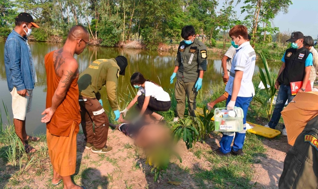 กาฬสินธุ์สลดศิษย์ตามหลวงพ่อไปสนทนาธรรมจมน้ำดับในท่านั่งกราบ