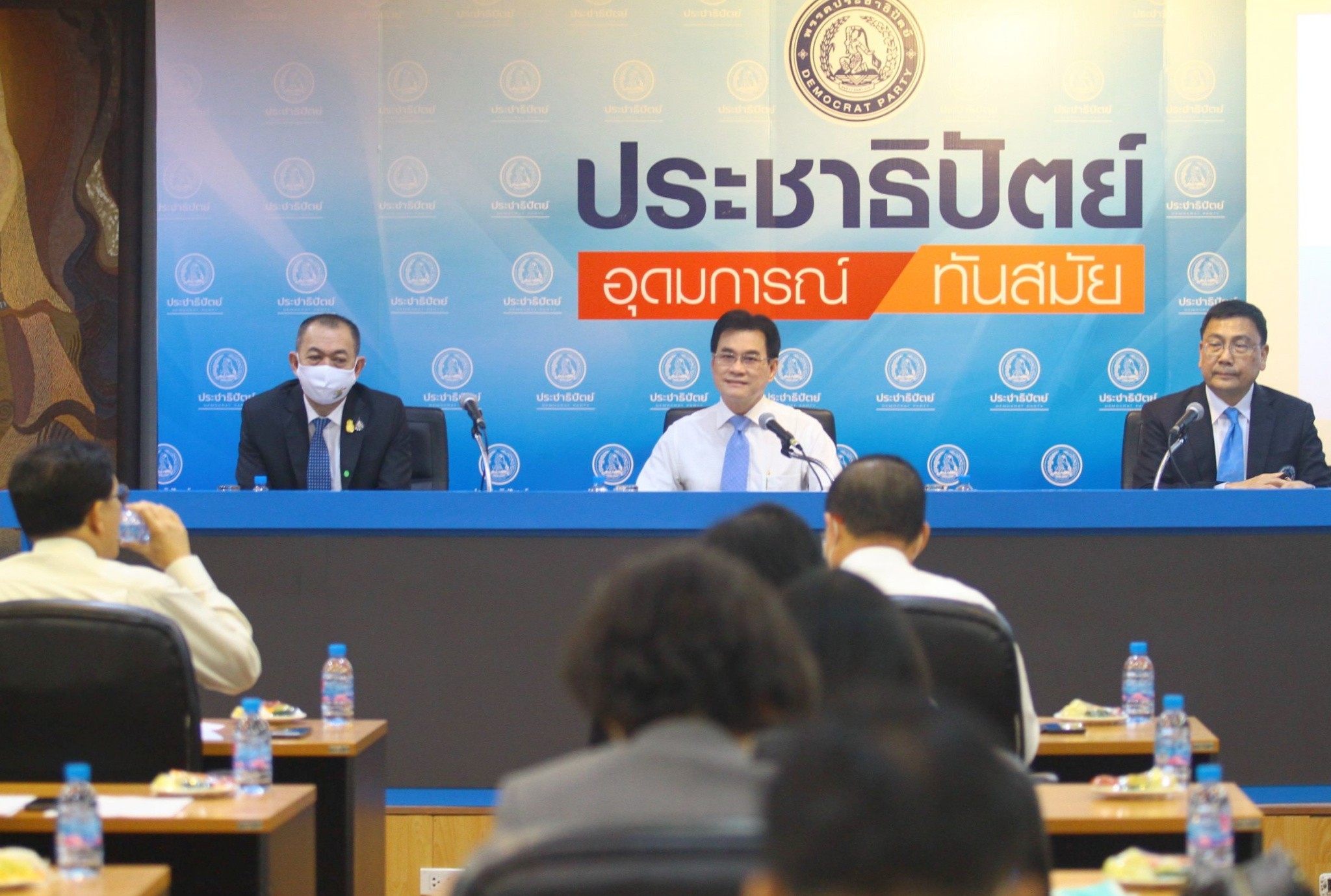 ปชป.กระเพื่อมหนัก ! สส.ผนึกกำลังกดดัน"กก.บห."จ่อเปลี่ยนตัวรมต."จุติ-คุณหญิงกัลยา-สาธิต"จับตา"ตั๊น"มาแรง