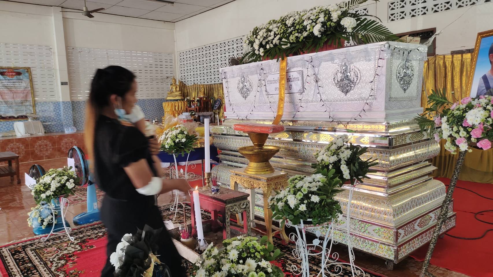 สุดเศร้า แม่อุ้มลูกสาววัย 7 เดือน เคาะโลงศพสามี บอกไม่ต้องเป็นห่วง จะหาหลักฐานเอาผิดรถต้นเหตุให้ถึงที่สุด