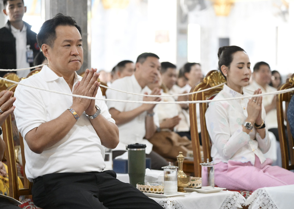 พลังศรัทธาทะลุ 8 ล้าน! "อนุทิน" นำทัพทอดผ้าป่าวิสาขบูชาวัดถ้ำเสือ คอหวยแห่ส่องยอดเงินทำบุญเกลี้ยงแผง!