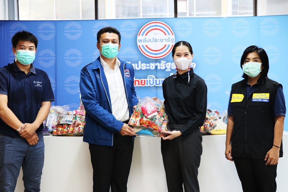ศปฉ.พปชร. มอบ "จักรพันธ์-ธณิกานต์" นำส่งถุงยังชีพ 500 ชุด ช่วยกลุ่มเสี่ยง/กักตัวเขต 7 กทม. ฝ่าวิกฤตโควิด