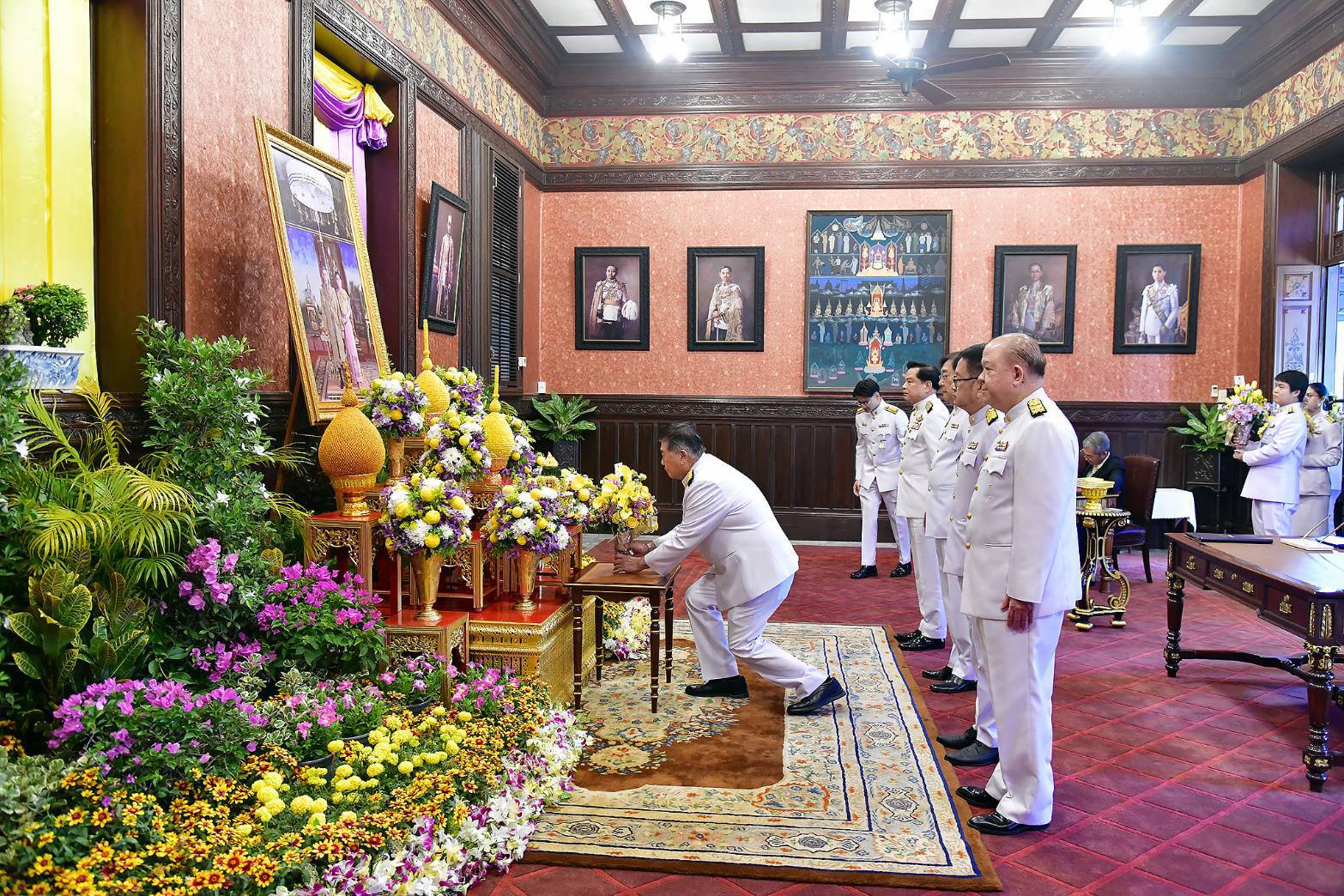 คณะรัฐมนตรีร่วมลงนามถวายพระพรชัยมงคลในหลวง-พระราชินี เนื่องในโอกาสวันขึ้นปีใหม่