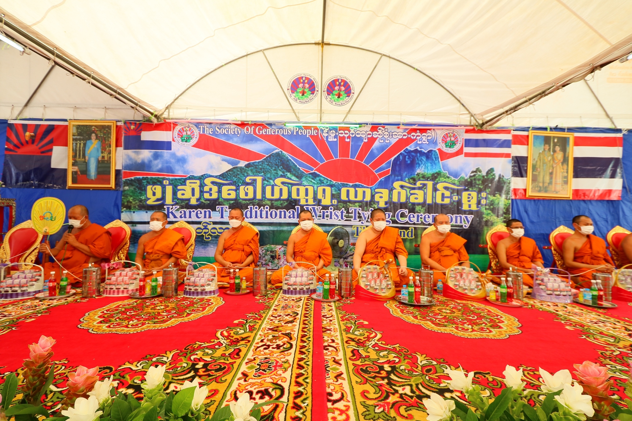 ชาวกะเหรี่ยงร่วมแต่งกายชุดพื้นเมืองในงานผูกข้อมือประจำปี เรียกขวัญกำลังใจชาติพันธุ์