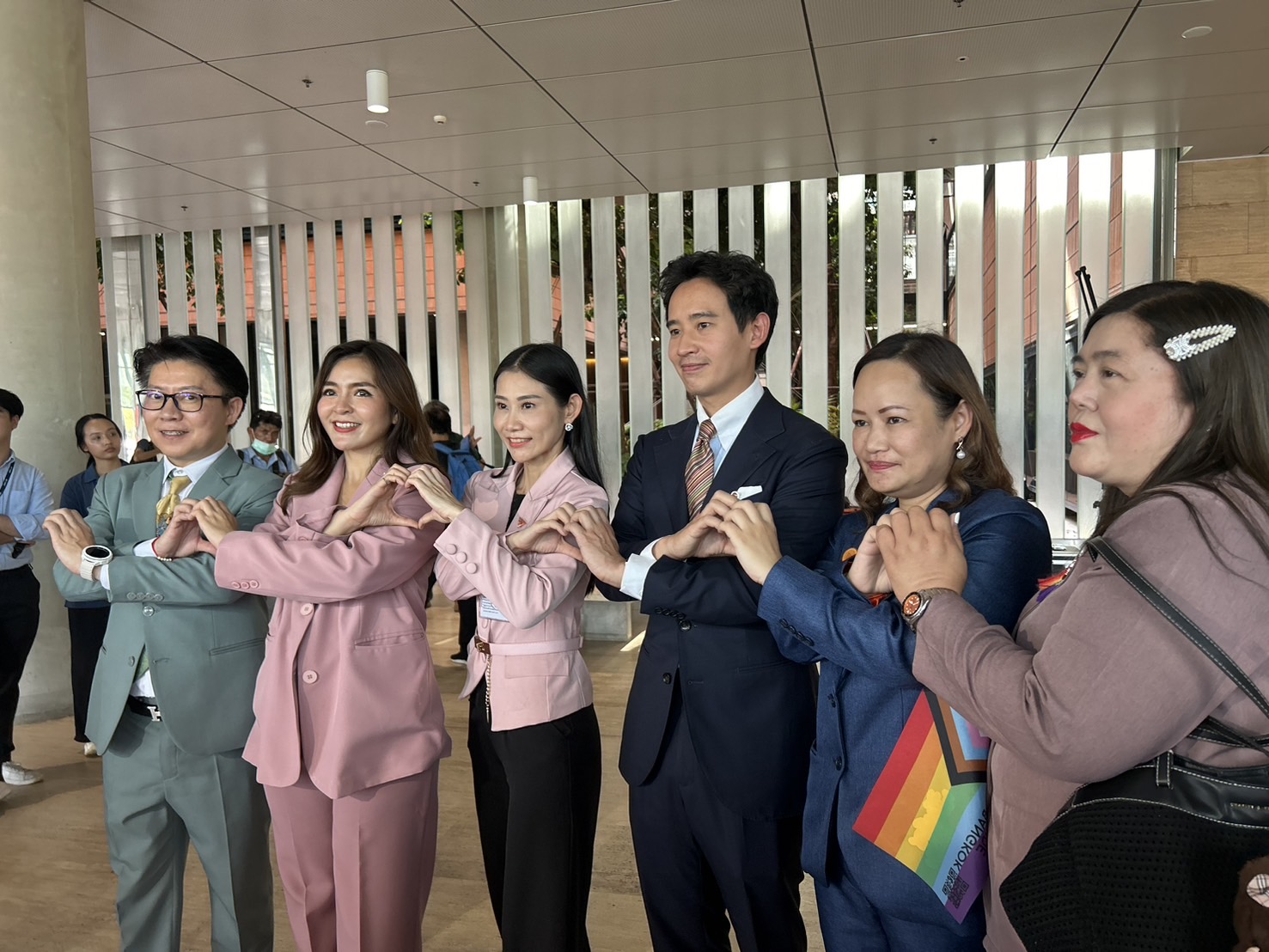 ‘พิธา’ร่วมฉลองนาทีประวัติศาสตร์ "กม.สมรสเท่าเทียม" ผ่านสภาสูง ยันความรักไม่ได้เลือกเพศสภาพ