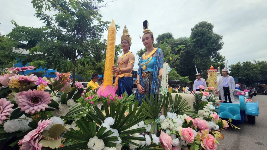 เทคนิคระยอง นำ นศ.แห่เทียนจำนำพรรษา 4 วัด ประกวดขบวนแห่เทียนชิงเงินรวมกว่า 3 หมื่น