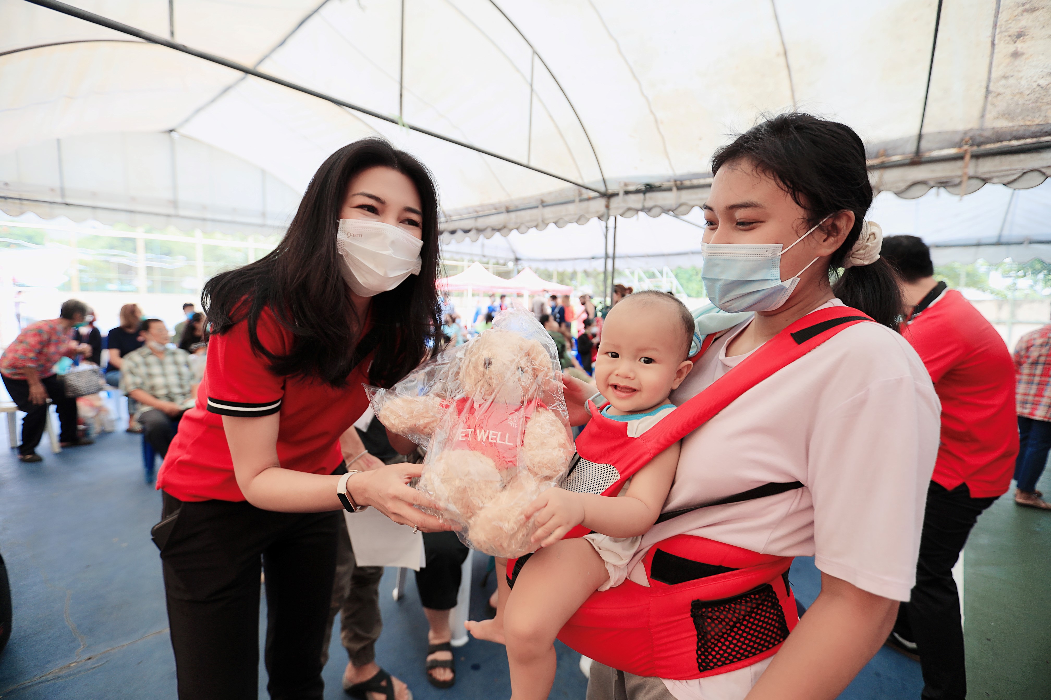 เอไอเอ ประเทศไทย มอบน้ำดื่มและสิ่งของจำเป็นเพื่อบรรเทาทุกข์  แก่ผู้ประสบภัยไฟไหม้ชุมชนบ่อนไก่