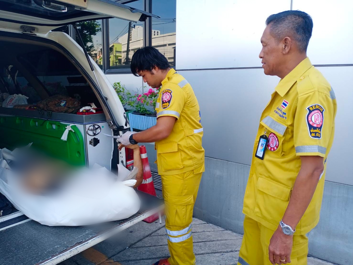 หนุ่มอดีต กก.ผจก.สำนักงานกฎหมาย เครียดดิ่งลานจอดรถชั้น 5 ห้างดังย่านพระราม 3 ดับสยอง