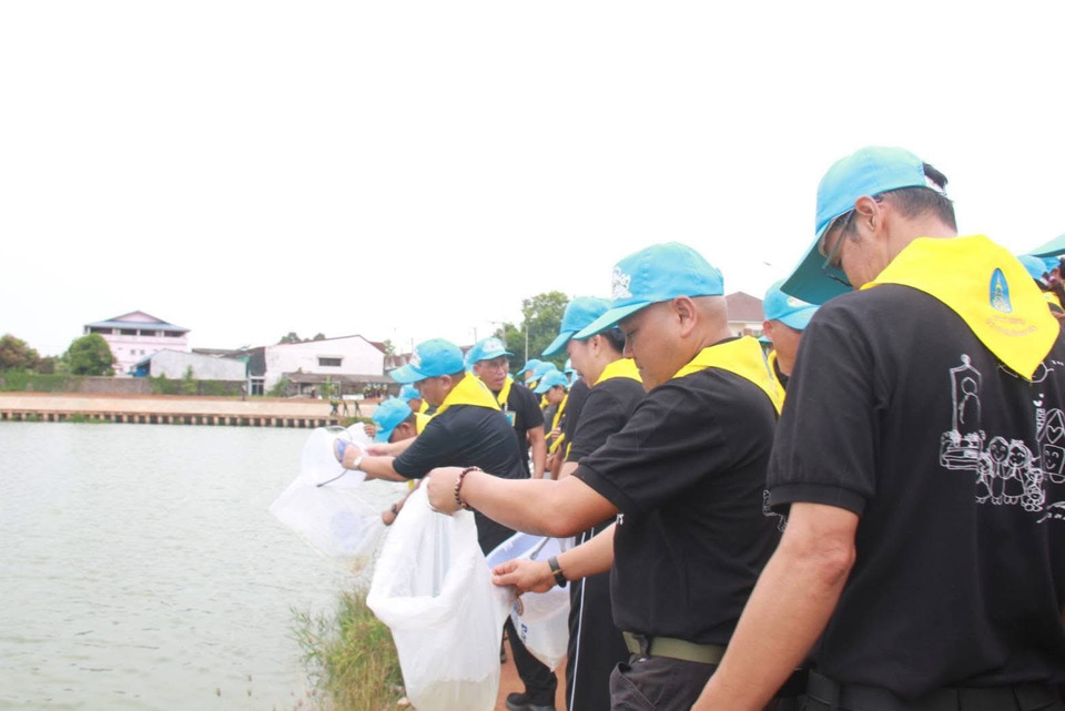 สุราษฎร์ธานี รวมพลังจิตอาสาพัฒนา มอบทุน–ปลูกต้นไม้–ปล่อยพันธุ์สัตว์น้ำ เฉลิมพระเกียรติสมเด็จพระนางเจ้า ฯ พระบรมราชินี 