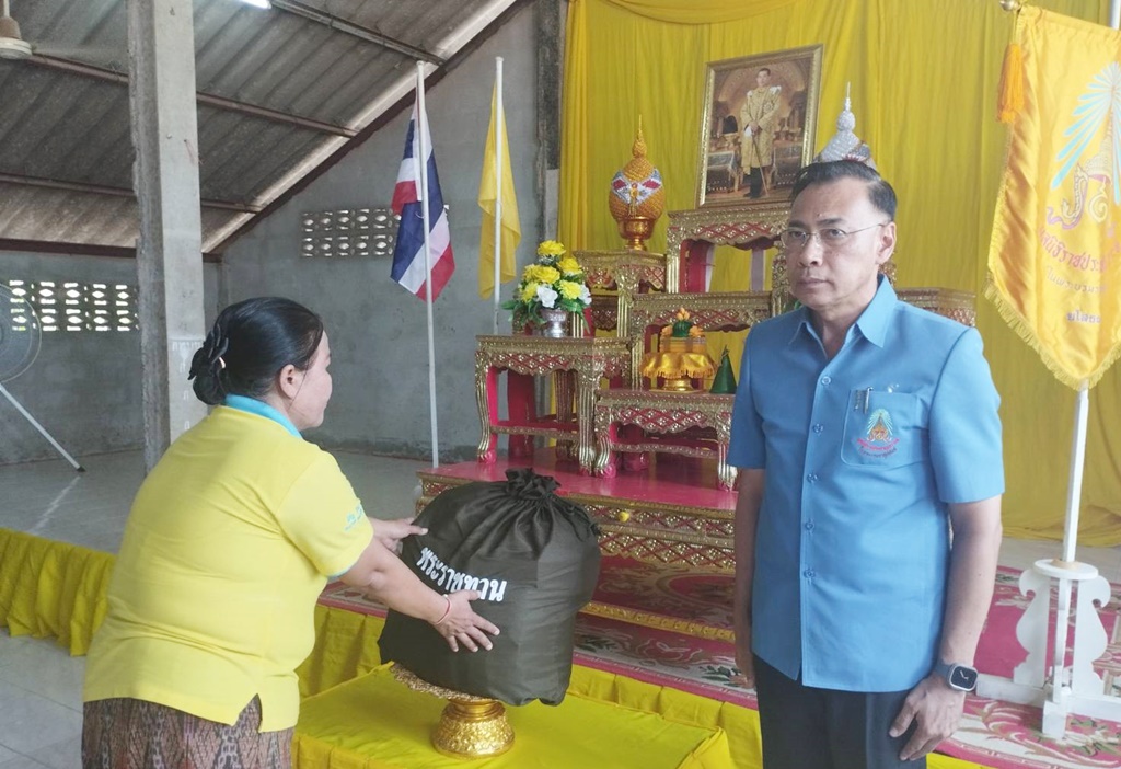 มูลนิธิราชประชานุเคราะห์มอบสิ่งของพระราชทานครอบครัวผู้ประสบวาตภัยชาวยโสธร
