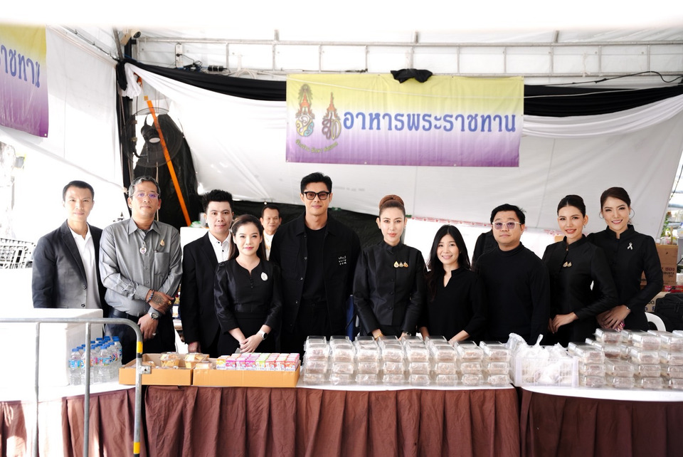 'แมน การิน และ อาจารย์เบ โอมมาตรา' นำทีม 'จิตอาสา' ลงพื้นที่แจกอาหารพระราชทาน ณ ท้องสนามหลวง