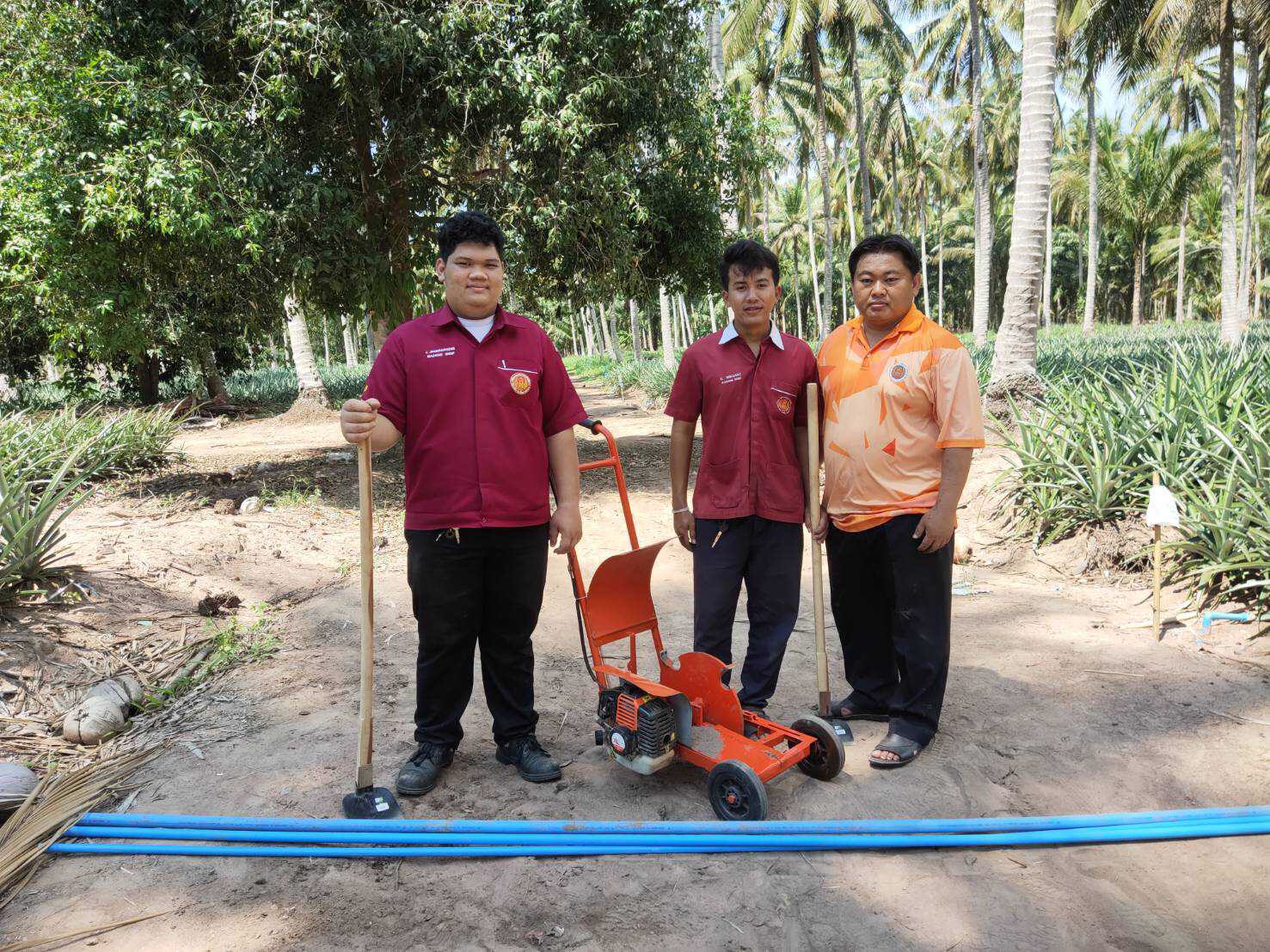 นักศึกษา วช.บางสะพาน ผลิตเครื่องขุดวางท่อระบบท่อให้น้ำเพื่อการเกษตรเครื่องแรกของประเทศ