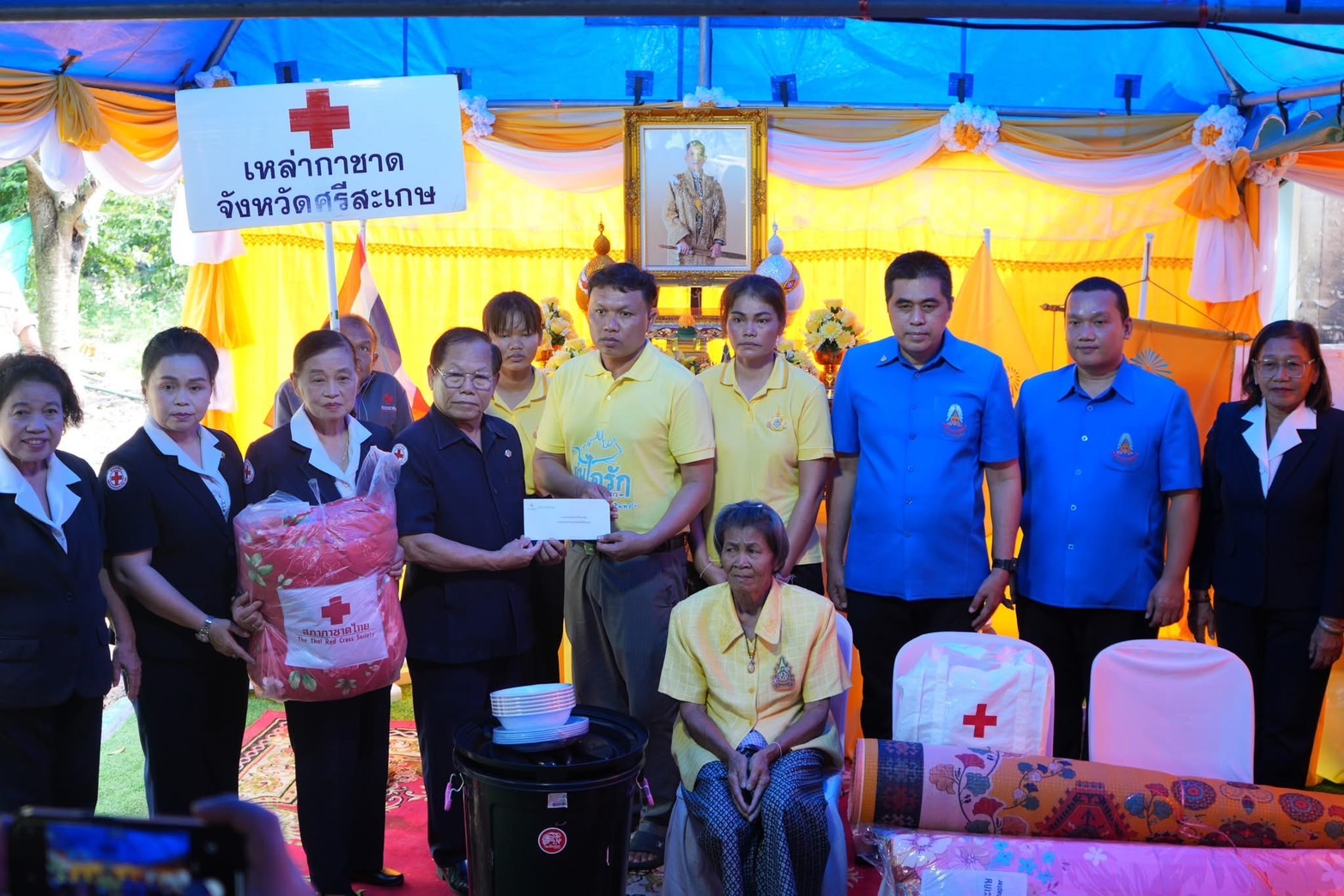 มูลนิธิราชประชานุเคราะห์มอบเงิน-สิ่งของพระราชทาน ช่วยครอบครัวประสบอัคคีภัยศรีสะเกษ