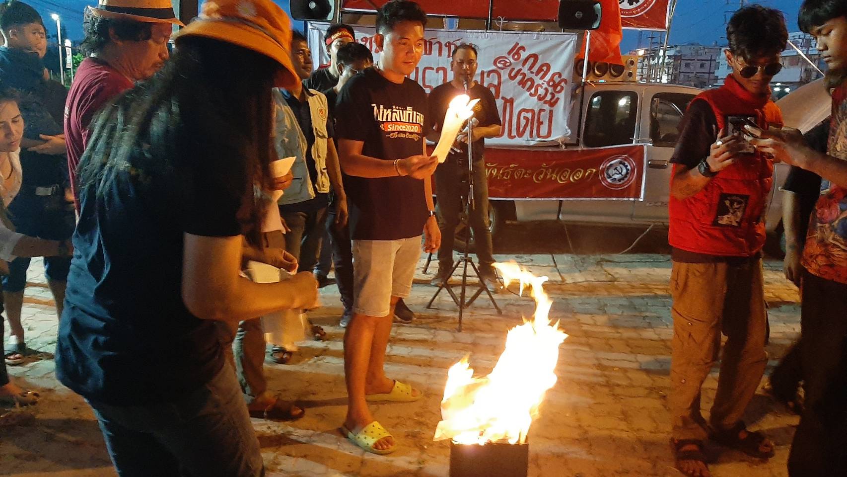 'ด้อมส้ม'บ่อวินและกลุ่มแรงงานสัมพันธ์ตะวันออกชุมนุมใต้ทางยกระดับสี่แยกปากร่วม 