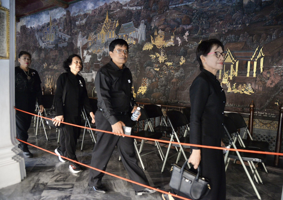 "พสกนิกร"ทั่วทุกสารทิศ เดินทางเข้ากราบถวายบังคมพระบรมศพ "พระพันปีหลวง" ต่อเนื่องไม่ขาดสาย 