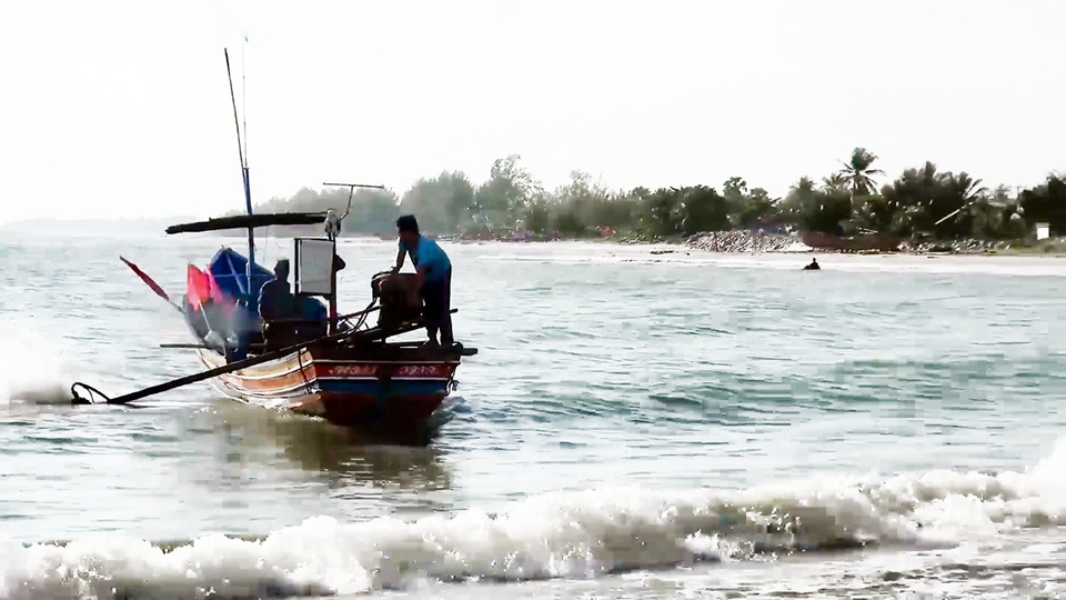 คลื่นทะเลสูง 2 เมตร ชาวประมงพื้นบ้านสงขลายังงดออกเรือ รอมรสุมอ่อนกำลัง
