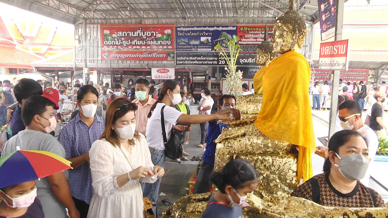 สุพรรณบุรีวันหยุดยาวนักท่องเที่ยวพาครอบครัวเข้าวัดไหว้พระขอพรคึกคัก