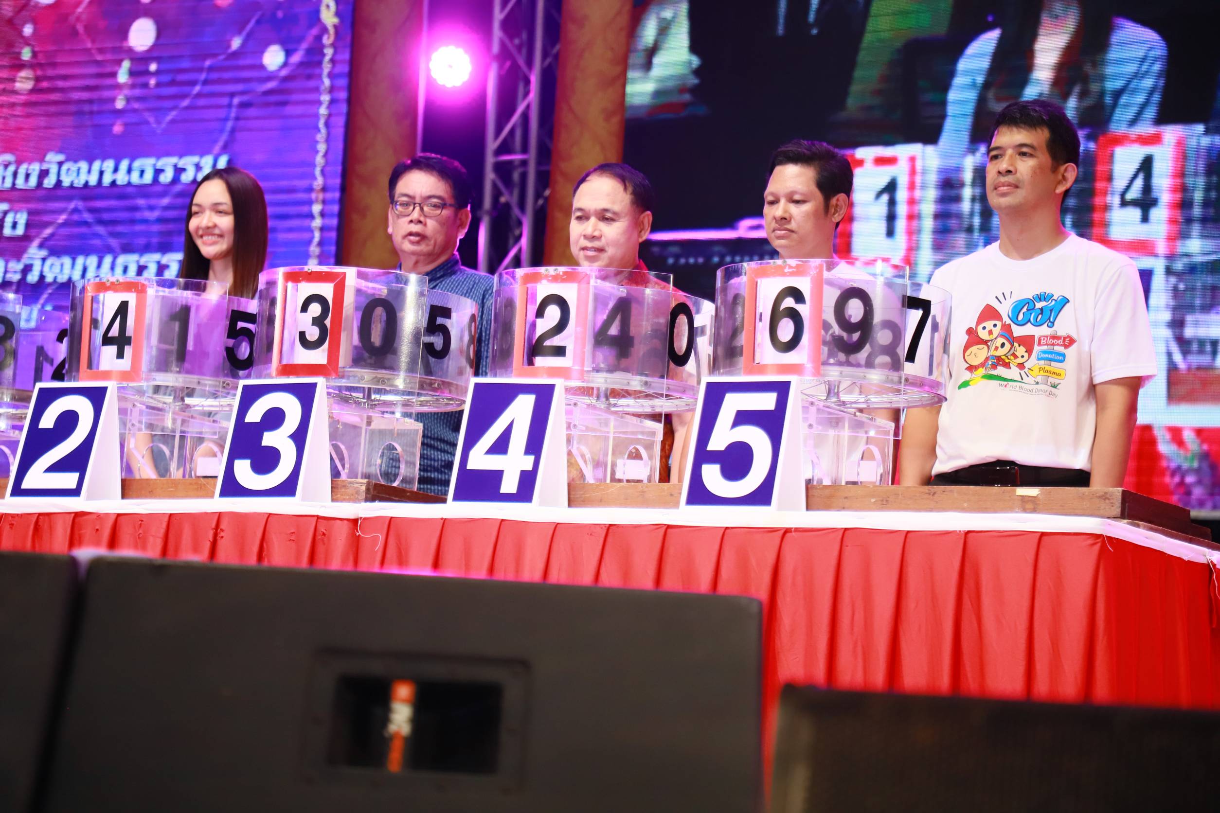 ตรังจัดพิธีหมุนวงล้อออกรางวัลสลากกาชาด ลุ้นรางวัลใหญ่รถยนต์โตโยต้า