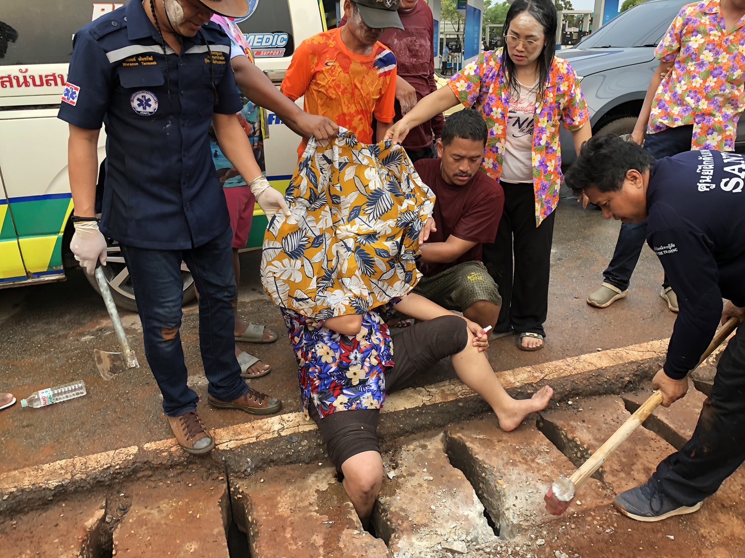 ลุ้นระทึก สาวเล่นสงกรานต์ ตกท่อคอนกรีต ขาติดนับชั่วโมง