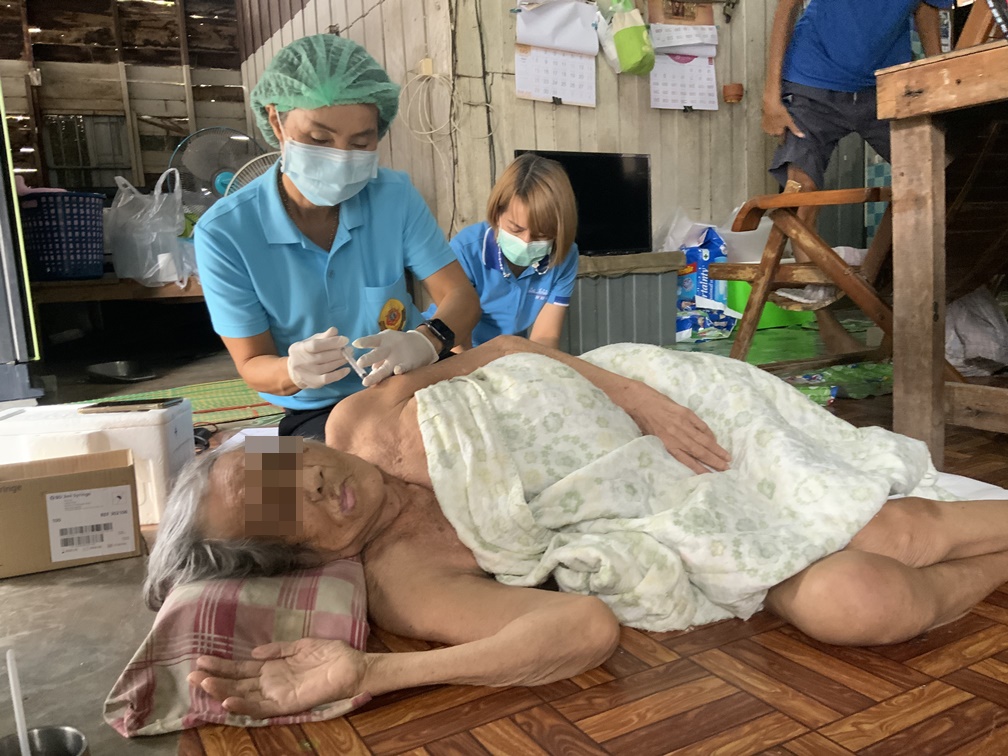 จังหวัดตราด ร่วม รพ.ตราด ฉีดวัคซีนให้ผู้ป่วยติดเตียง6ราย  เนื่องในโอกาสวันแม่12สิงหา