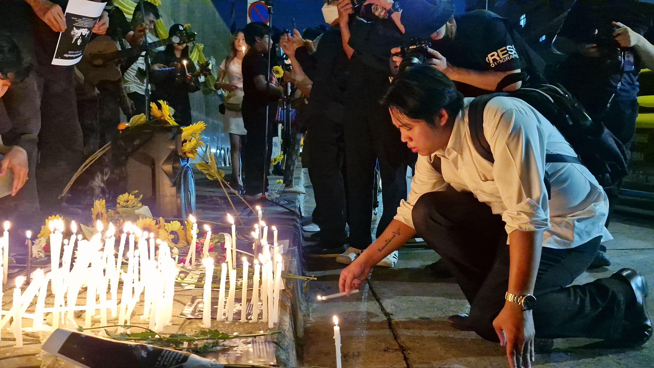กลุ่มนักเคลื่อนไหวทางการเมือง รวมตัวที่หน้าศาลอาญากรุงเทพใต้ จุดเทียน ไว้อาลัย "บุ้ง ทะลุวัง" 