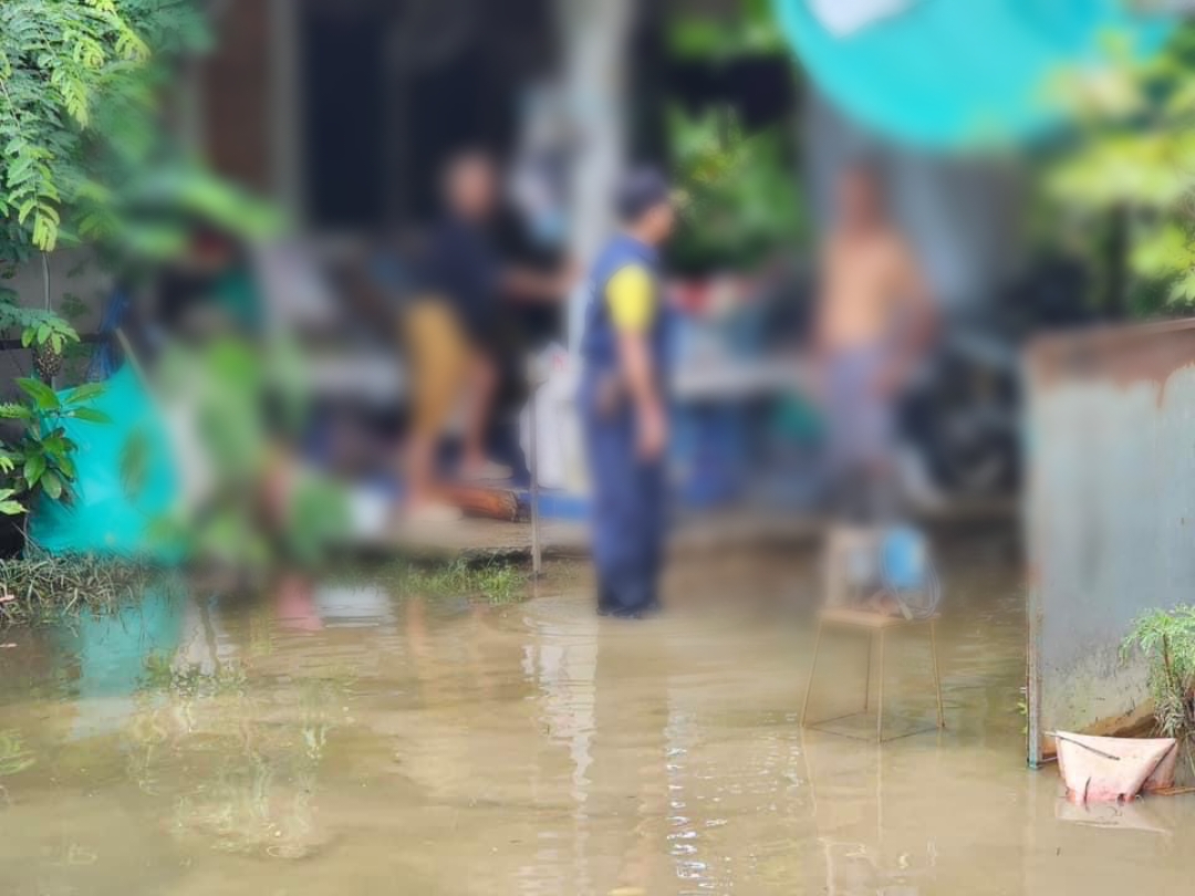 น้ำหลากทำหญิงเชียงรายจมน้ำหงาวดับ 1 ราย รองผู้ว่าฯ เชียงราย ตรวจน้ำท่วม แจกของช่วยชาวบ้าน