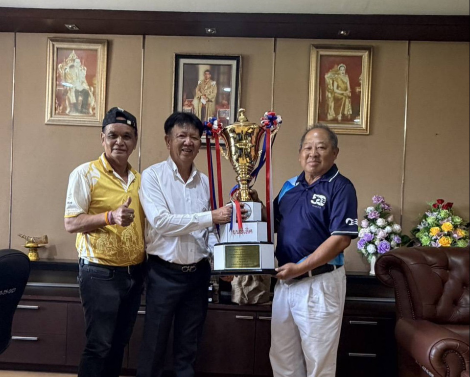 อบจ.ศรีสะเกษหนุนกีฬาอาวุโส มอบถ้วยสร้างสุข สานสัมพันธ์นักเตะรุ่นใหญ่ 