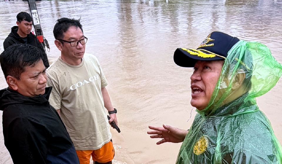 “ธรรมนัส” ลุยหาดใหญ่แก้วิกฤตน้ำท่วม สั่งเร่งระบายน้ำ–ตั้งโรงครัวช่วยกว่าหมื่นชีวิต