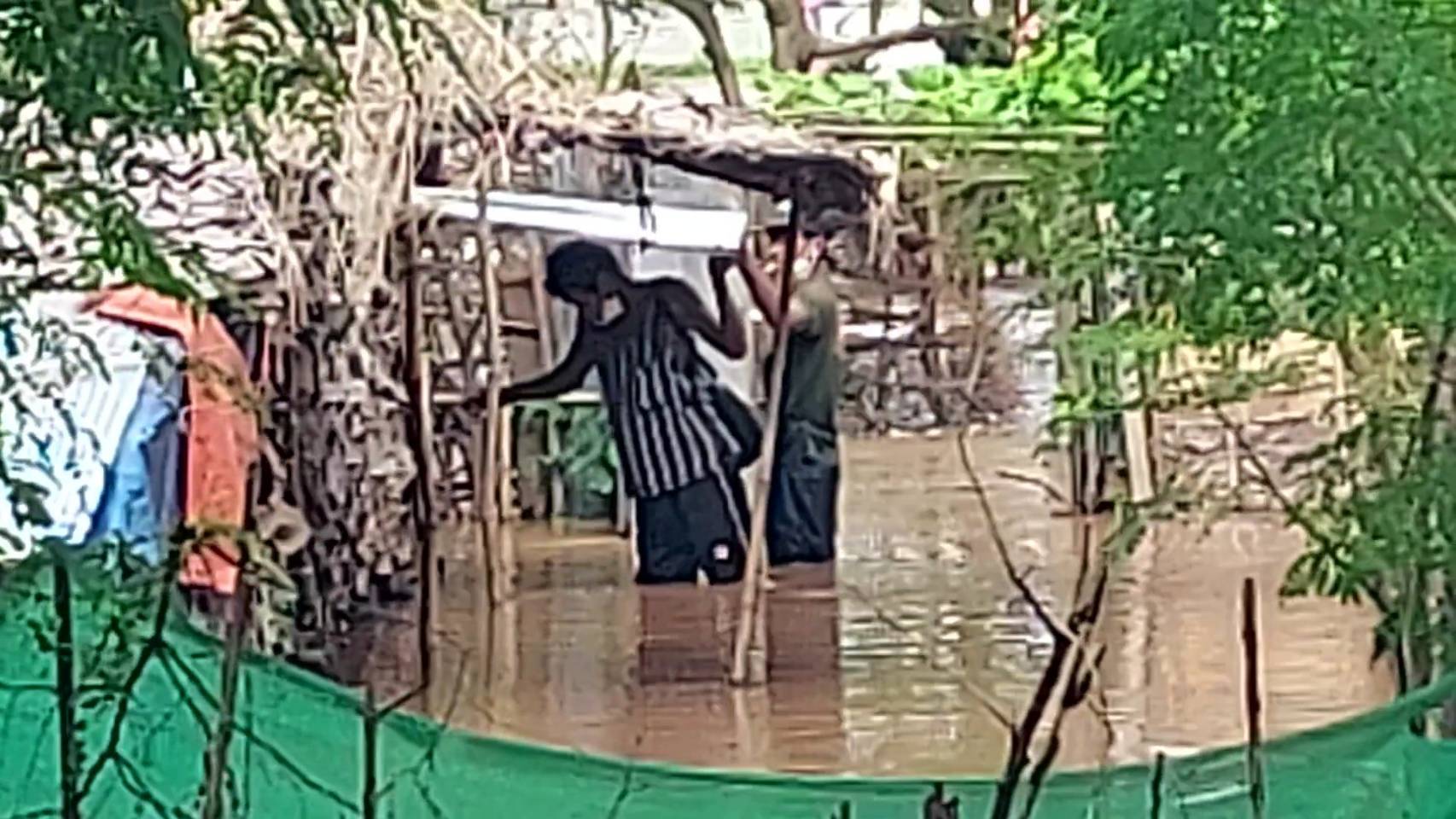 พายุ “เตี้ยนหมู่” ถล่มเกาะโนแมนแลนด์ กลางแม่น้ำเมย  น้ำท่วมที่พักพิงเกือบจมมิด  แรงงานต่างด้าวชาวพม่าหนีตายว่ายน้ำข้ามไปฝั่งเมียนมา 