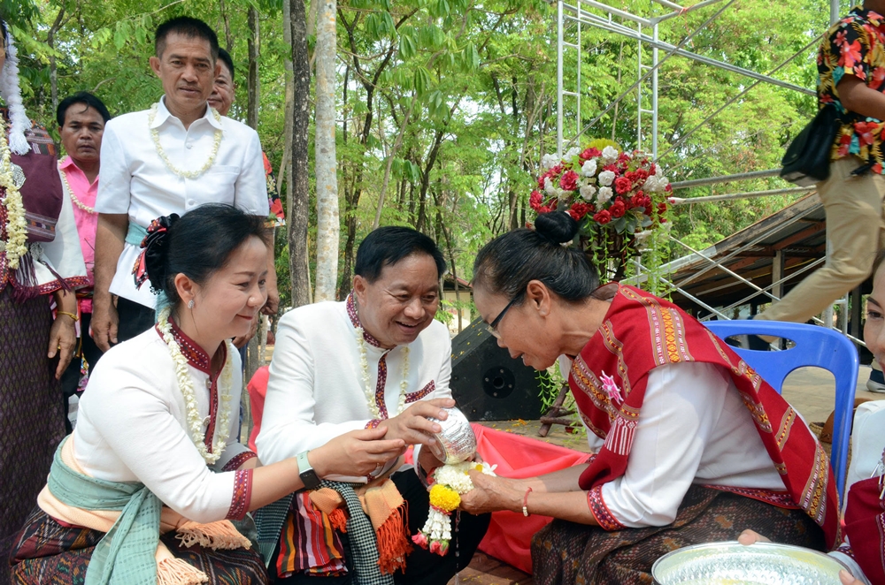 ชาวกาฬสินธุ์ จัดกิจกรรมวันครอบครัวขมิ้นร้อยรักดวงใจห่วงใยผู้สูงอายุ สืบสานประเพณีสงกรานต์