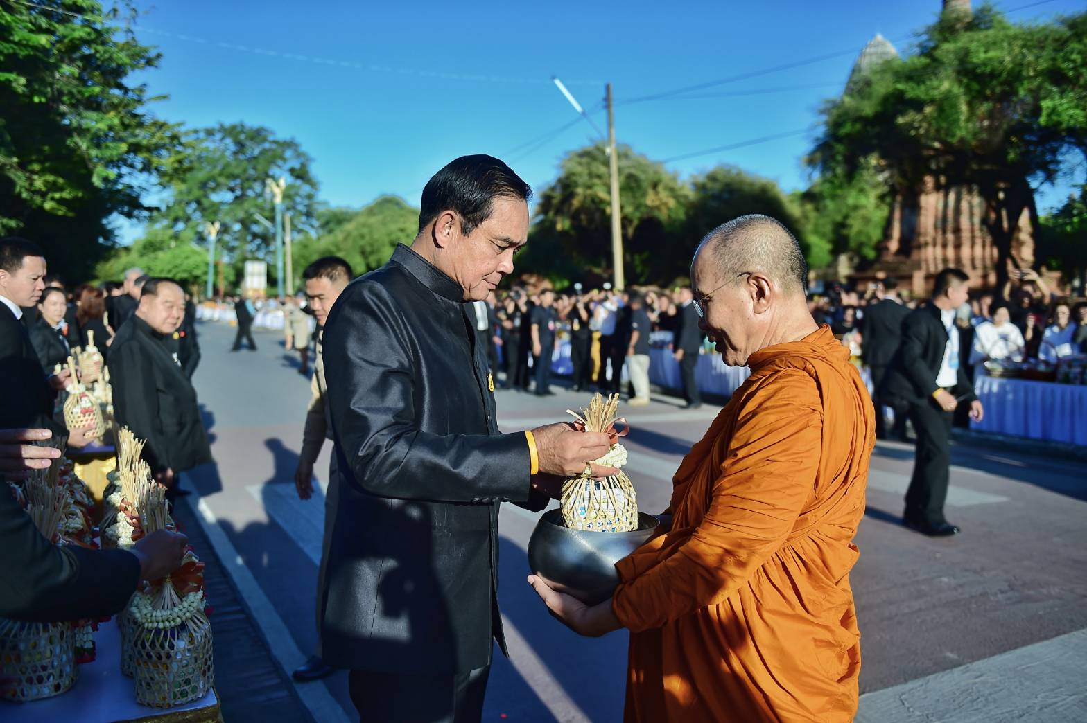 นายกฯนำคณะรัฐมนตรีตักบาตรก่อนประชุมครม.สัญจรเมืองกรุงเก่า 