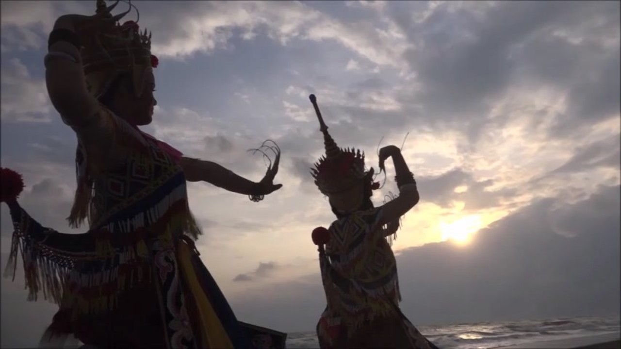 รำมโนราห์รับพระอาทิตย์ นักท่องเที่ยวแห่ชมแสงแรกของปี 2564 ที่ริมชายหาดสมิหลา 