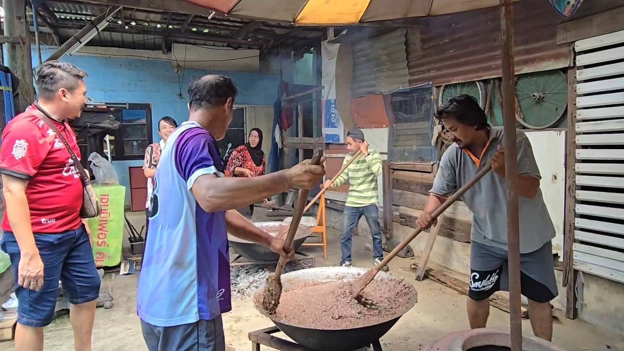 ชาวมุสลิมนนท์ ร่วมทำขนมอาซูรอ 1 ปี มีครั้งเดียว ประเพณีโบราณที่หลายคนไม่รู้