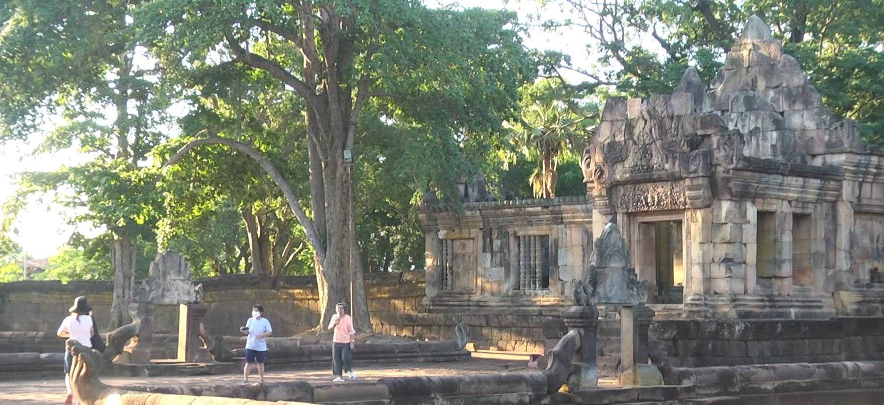  คึกคักนทท.แห่ชม"ปราสาทเมืองต่ำ"ตามรอยอารยธรรมขอมโบราณ