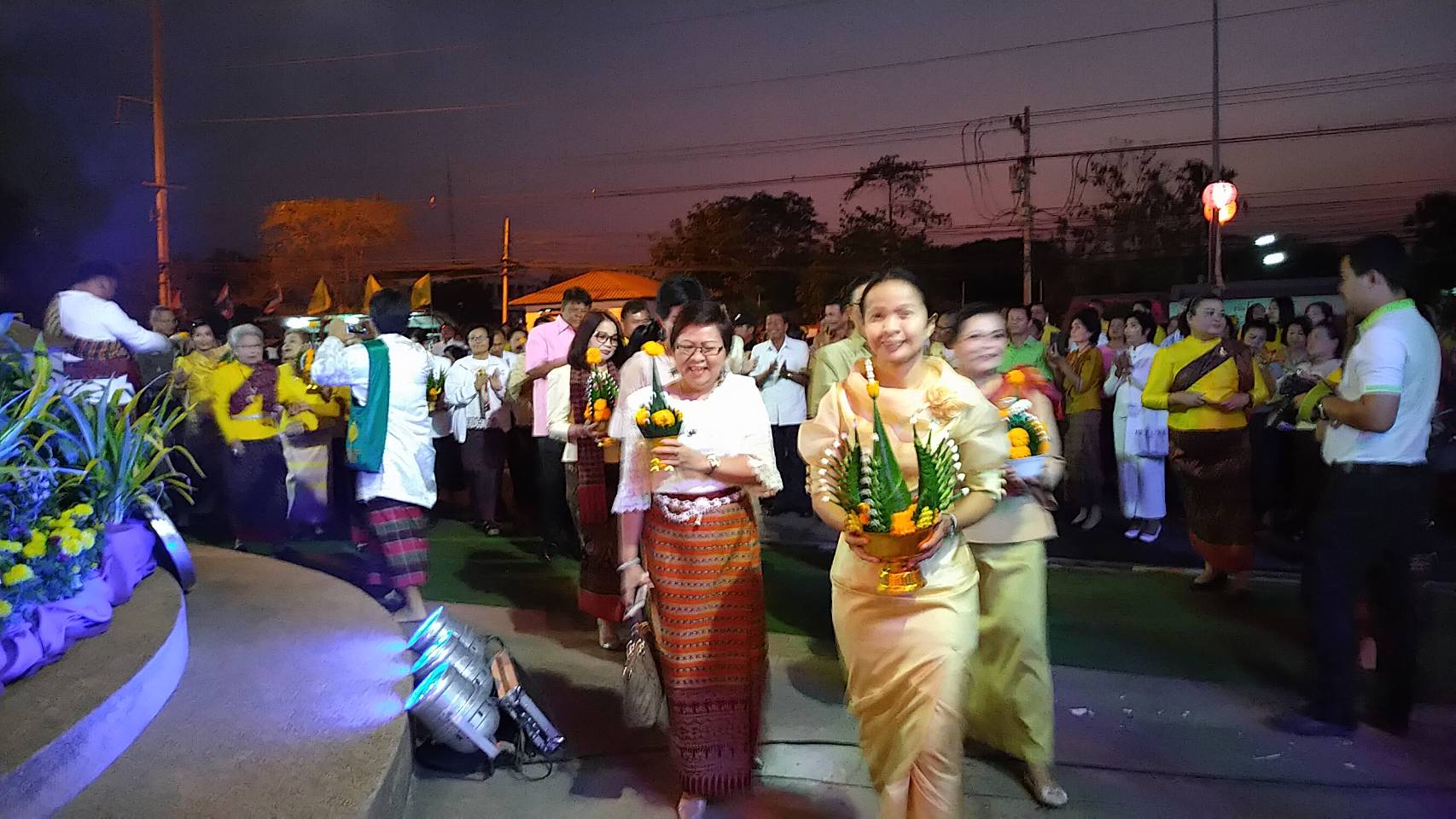 ชาวแก้งคร้อนับพันรวมใจสวมชุดไทยเหลืองอร่ามงามตารำบวงสรวงเจ้าพ่อพญาแลอย่างยิ่งใหญ่