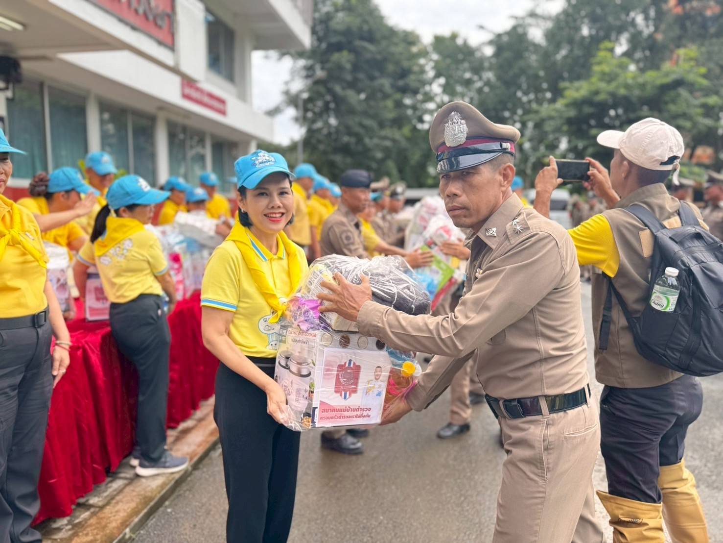สมาคมแม่บ้านตำรวจมอบสิ่งของช่วยเหลือตำรวจประสบอุทกภัย  