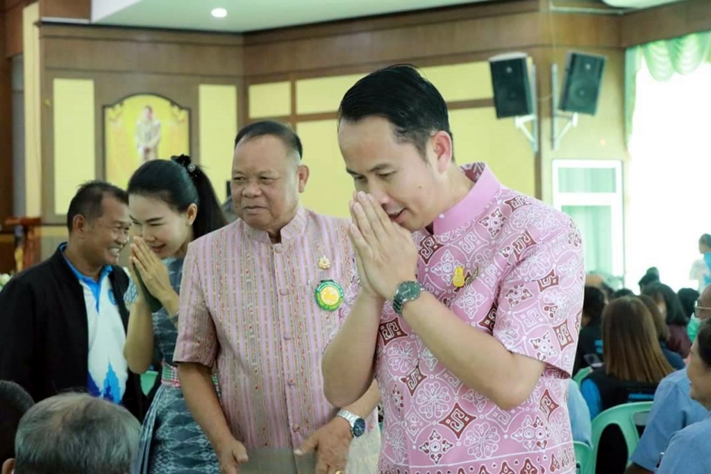 "ไหว้-แจกรอยยิ้ม" เอกลักษณ์เด่น "นายก อบจ.ยโสธร" สร้างความอบอุ่นสู่ประชาชน