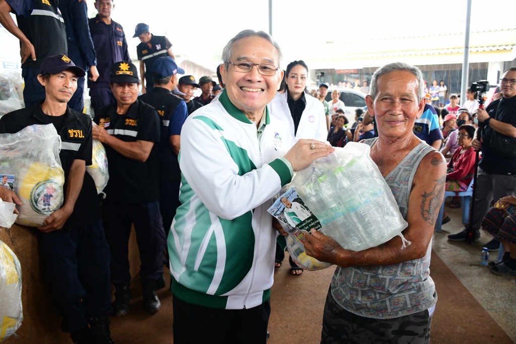 พปชร. ลงพื้นที่แม่เปา มอบถุงยังชีพ 1,000 ชุด ช่วยผู้ประสบภัยน้ำท่วมเชียงราย 