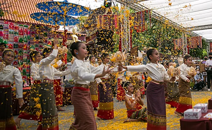 ผ้าแห่งศรัทธา "มหัศจรรย์สีสันเส้นด้าย ลายผ้าล้านนา"