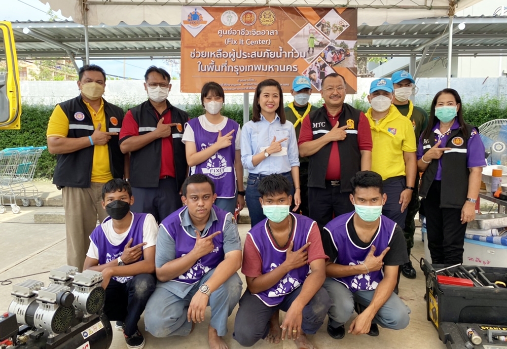 รบ. ชื่นชม ศธ.นำนักศึกษาอาชีวะเทคนิคมีนบุรี ออกหน่วยบริการช่วยน้ำท่วม