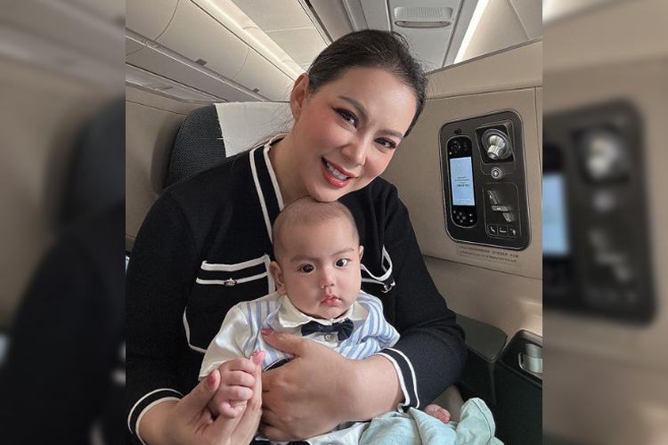 น่าเอ็นดู!“บุ๋มปนัดดา” โชว์ภาพ “น้องอเล็กซ์” นั่งเครื่อง เที่ยวฮ่องกงทริปแรก
