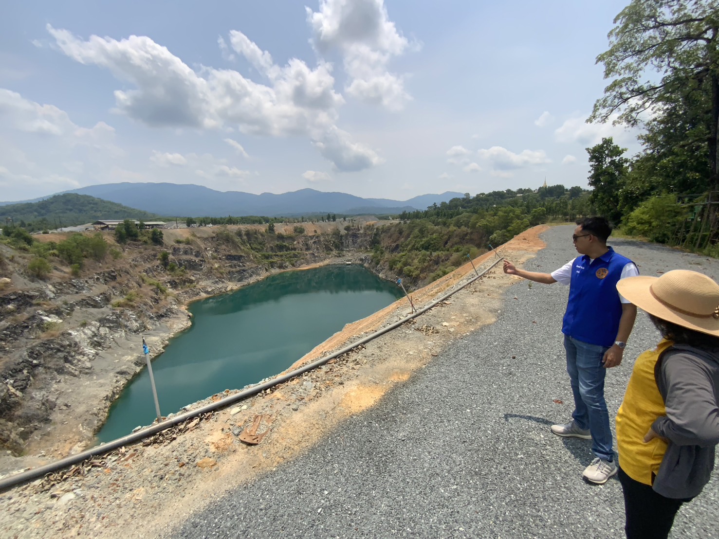 กำนันต.บ่อพลอยร่วมกับอำเภอบ่อไร่และเทศบาลบ่อพลอยสูบน้ำจากบ่อน้ำโรงโม่ ช่วยเกษตรกรแก้ขาดแคลนน้ำ