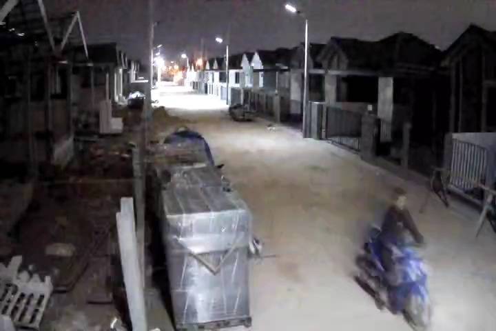 จับภาพชัด!!หัวขโมยแอบย่องขโมยเหล็กในโครงการหมู่บ้านจัดสรร 