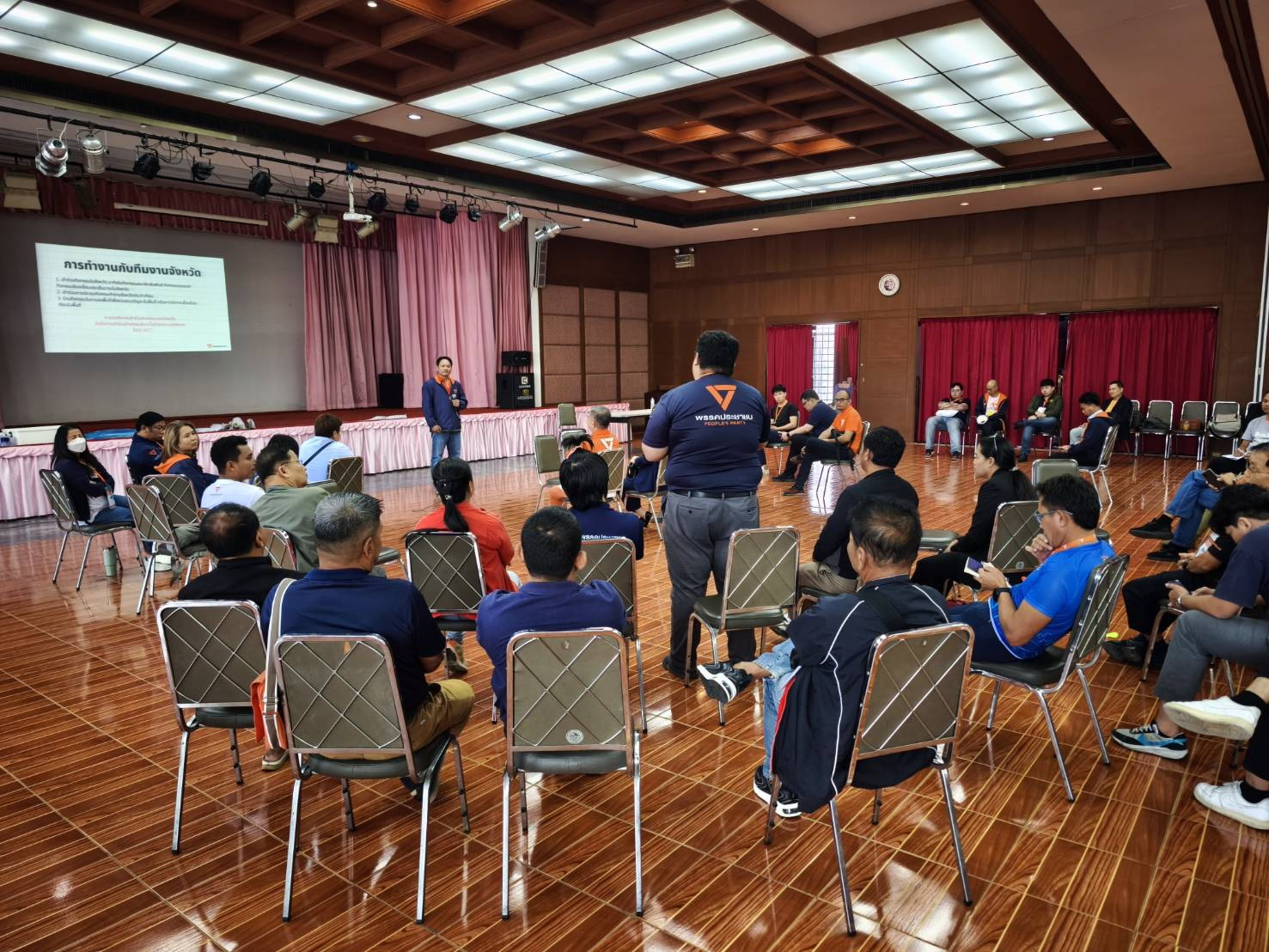 คนรุ่นใหม่ภาคอีสานหวังเป็นผู้สมัครด้อมส้มแห่อบรมหลักสูตรนักการเมืองประชาชนคัดกรองเข้มป้องกันงูเห่า